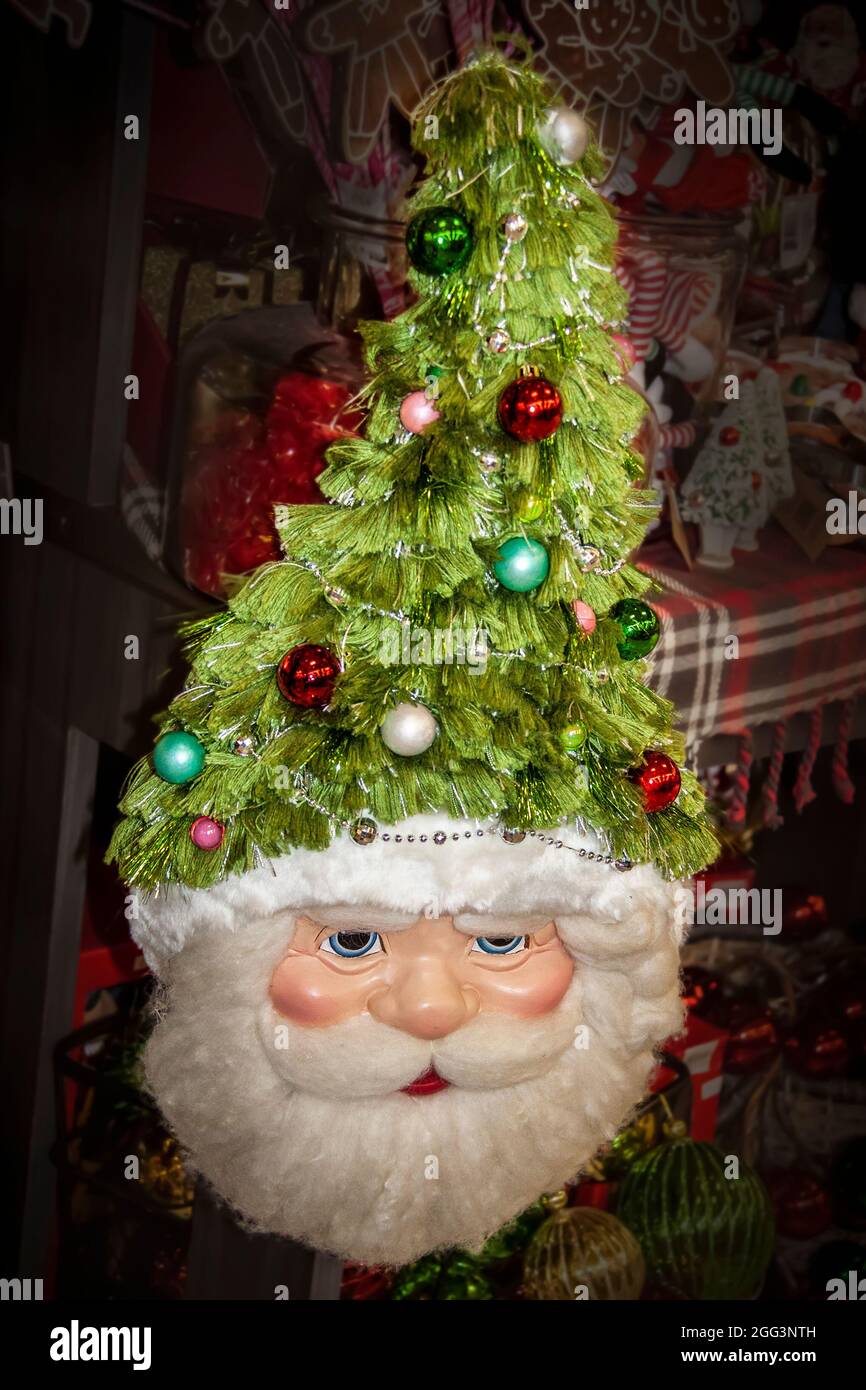 Weihnachtsmann Gesicht Weihnachtsdekoration mit Hof Feiertagsbaum für Hut und verschwommener Hintergrund Stockfoto