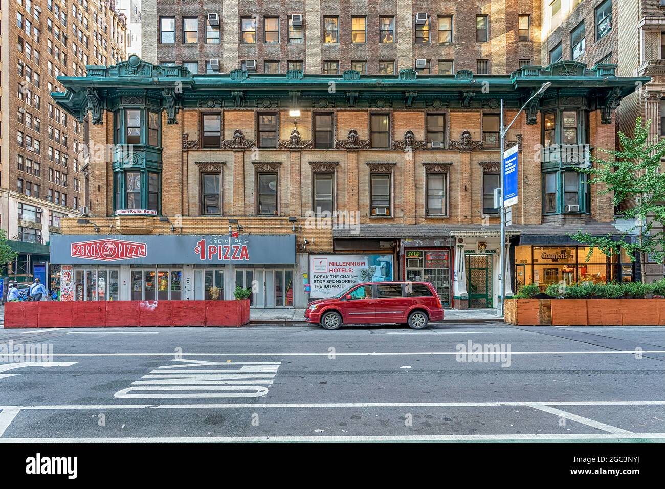 300 West 38th Street, errichtet 1902, war eines der ersten Entwürfe von Emery Roth (mit Ausnahme von grarigem Lack!). Stockfoto