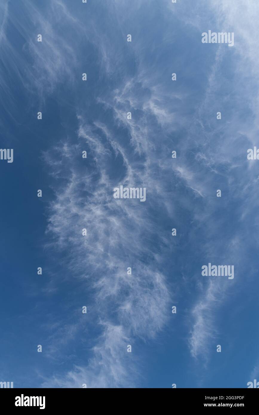 Wolken am Himmel. Das wunderbare Schauspiel eines Himmels voller Wolken. Tiefe und Dreidimensionalität eines bewölkten Himmels. Stockfoto