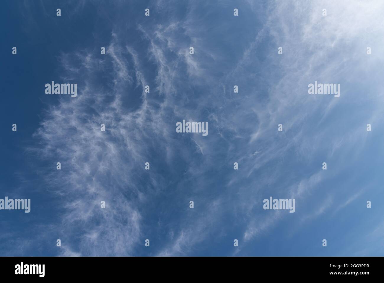 Wolken am Himmel. Das wunderbare Schauspiel eines Himmels voller Wolken. Tiefe und Dreidimensionalität eines bewölkten Himmels. Stockfoto