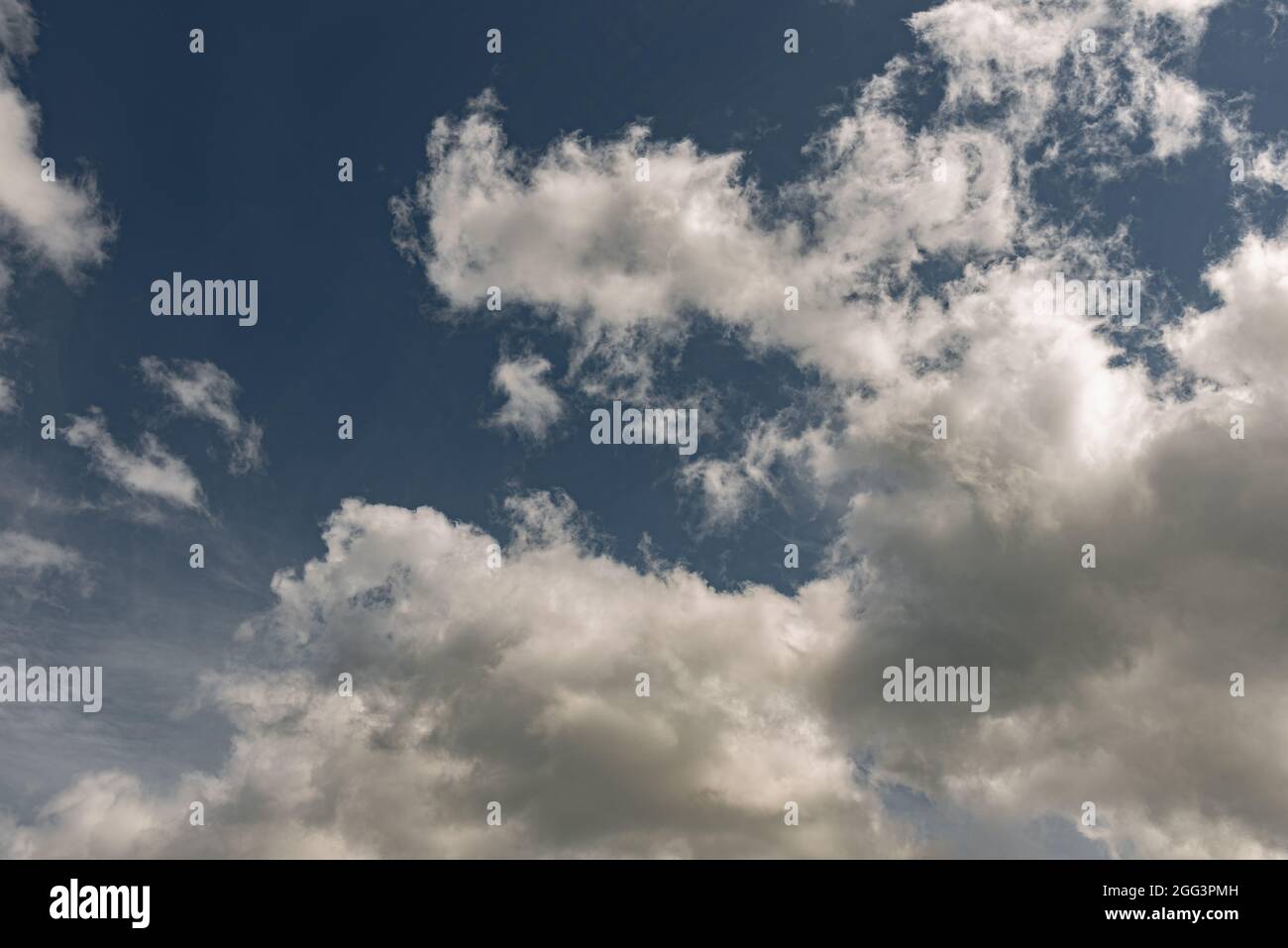 Wolken am Himmel. Das wunderbare Schauspiel eines Himmels voller Wolken. Tiefe und Dreidimensionalität eines bewölkten Himmels. Stockfoto