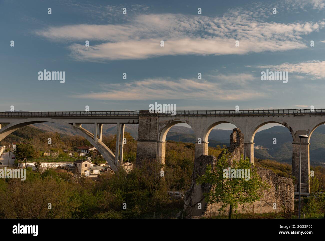 Isernia, Molise, Italien. Eisenbahnbrücke Santo Spirito. Anzeigen Stockfoto