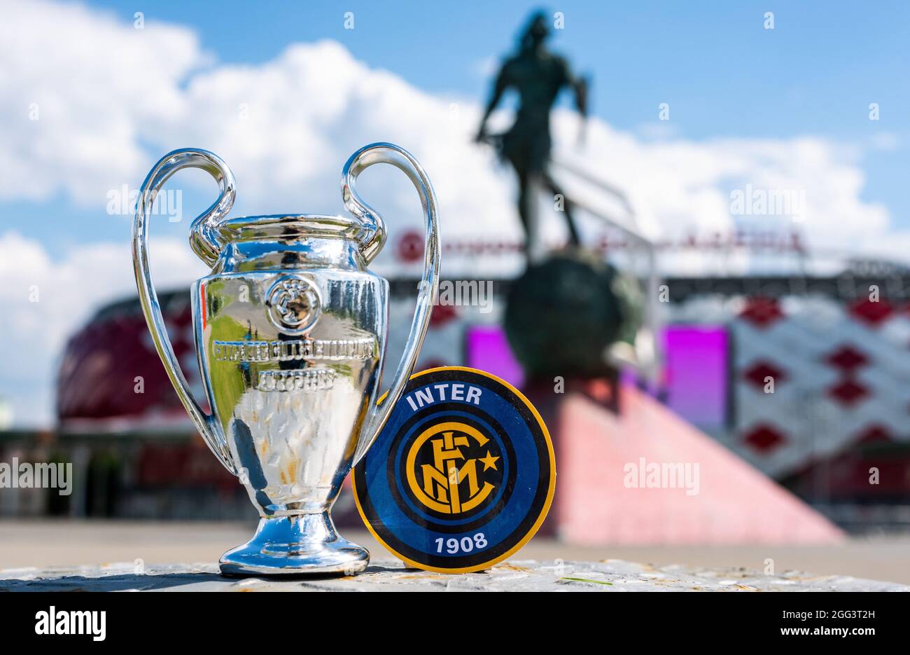 14. Juni 2021 Mailand, Italien. Das Emblem des Fußballvereins Inter Mailand und des UEFA Champions League Cups vor dem Hintergrund eines modernen Stadions. Stockfoto