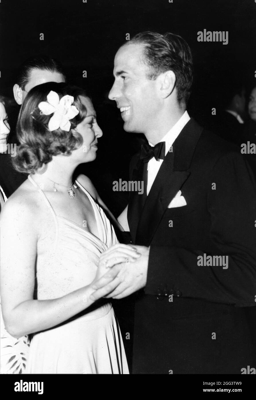 HUMPHREY BOGART und MAYO METHOT tanzen auf der Premiere Party nach der Hollywood-Premiere von PAUL MUNI im LEBEN VON EMILE ZOLA am 9. September 1937 Stockfoto