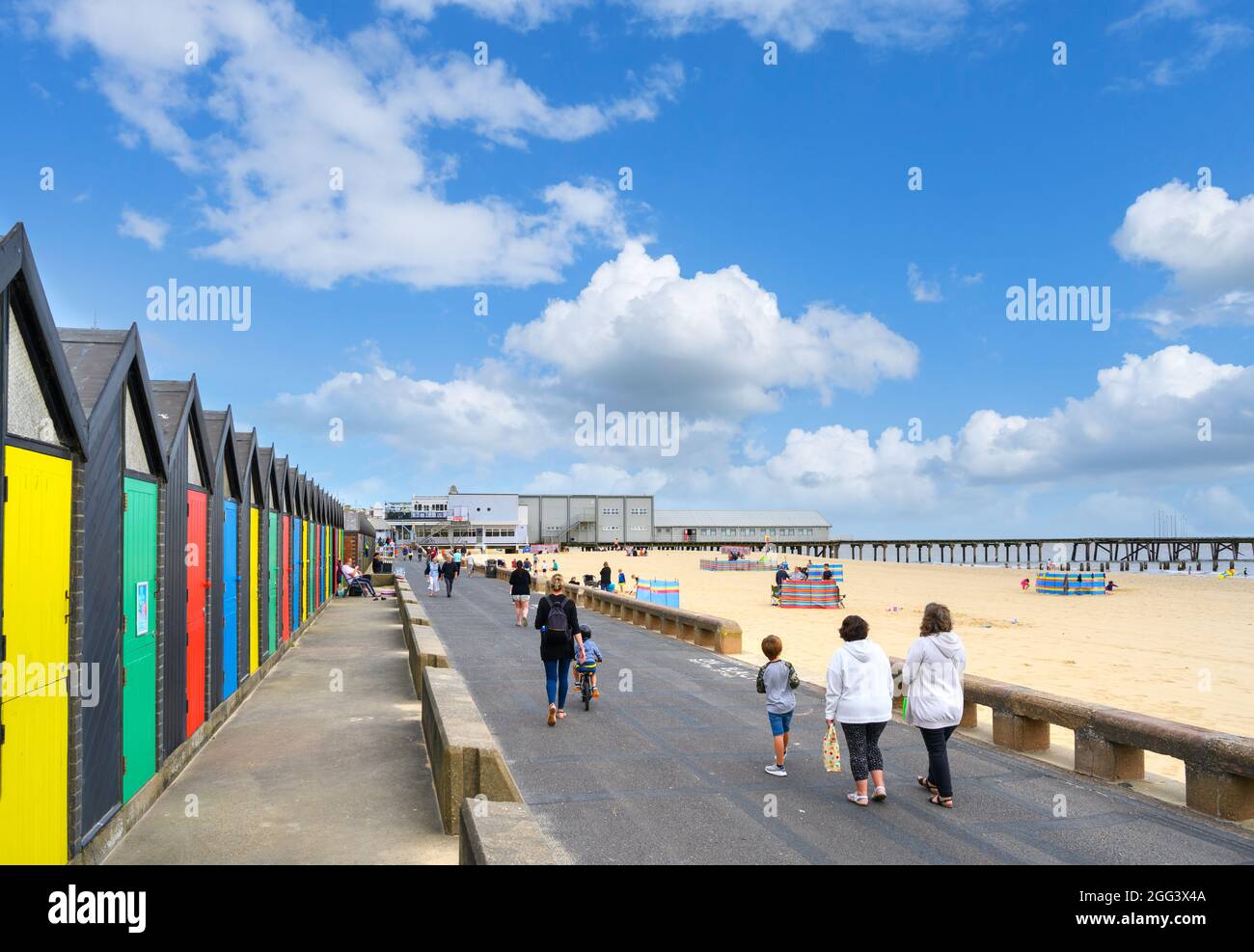 Strandhütten und Claremont Pier, Lowestoft, Suffolk, East Anglia, England, VEREINIGTES KÖNIGREICH Stockfoto