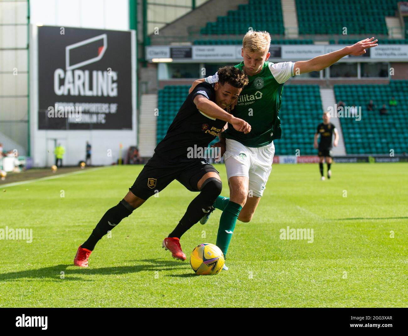 Edinburgh, Großbritannien. 28. August 2021. Cinch Premiership - Hibernian / Livingston 28/8/2021. Hibernian ist Gastgeber von Livingston in der Cinch Premiership im Easter Road Stadium, Edinburgh, Midlothian, Großbritannien. Das Bild zeigt: Der Livingston-Verteidiger Sean Kelly kämpft gegen den HibsÕ-Verteidiger Josh Doig. Quelle: Ian Jacobs/Alamy Live News Stockfoto