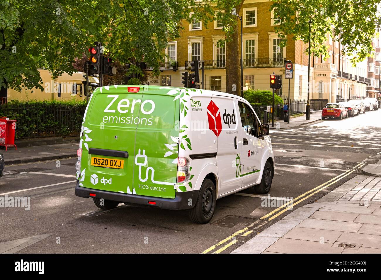 London, England - August 2021: DPD Lieferwagen voll elektrisch angetrieben und emissionsfrei. Sie ist Teil der Reaktion des Unternehmens auf den Klimawandel Stockfoto