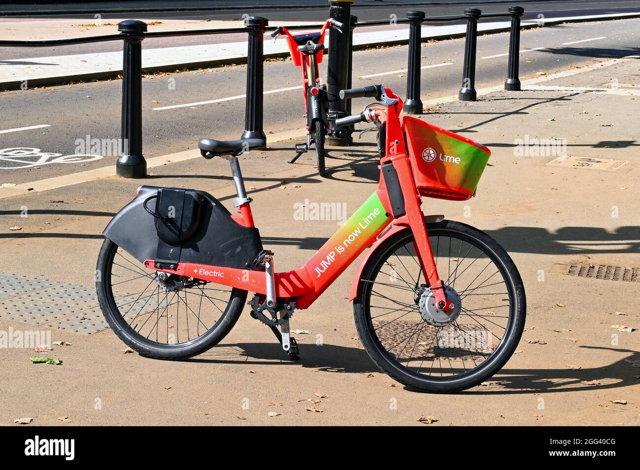London, England - August 2021: Elektrofahrrad zum Verleih als Teil des Lime Bike Fahrradverleihsystems in London. Stockfoto