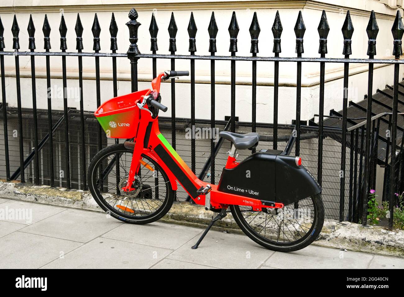London, England - 2021. August: Elektrofahrrad zum Verleih auf einem Bürgersteig geparkt. Es ist Teil des Lime Bike Fahrradverleihsystems in London. Stockfoto