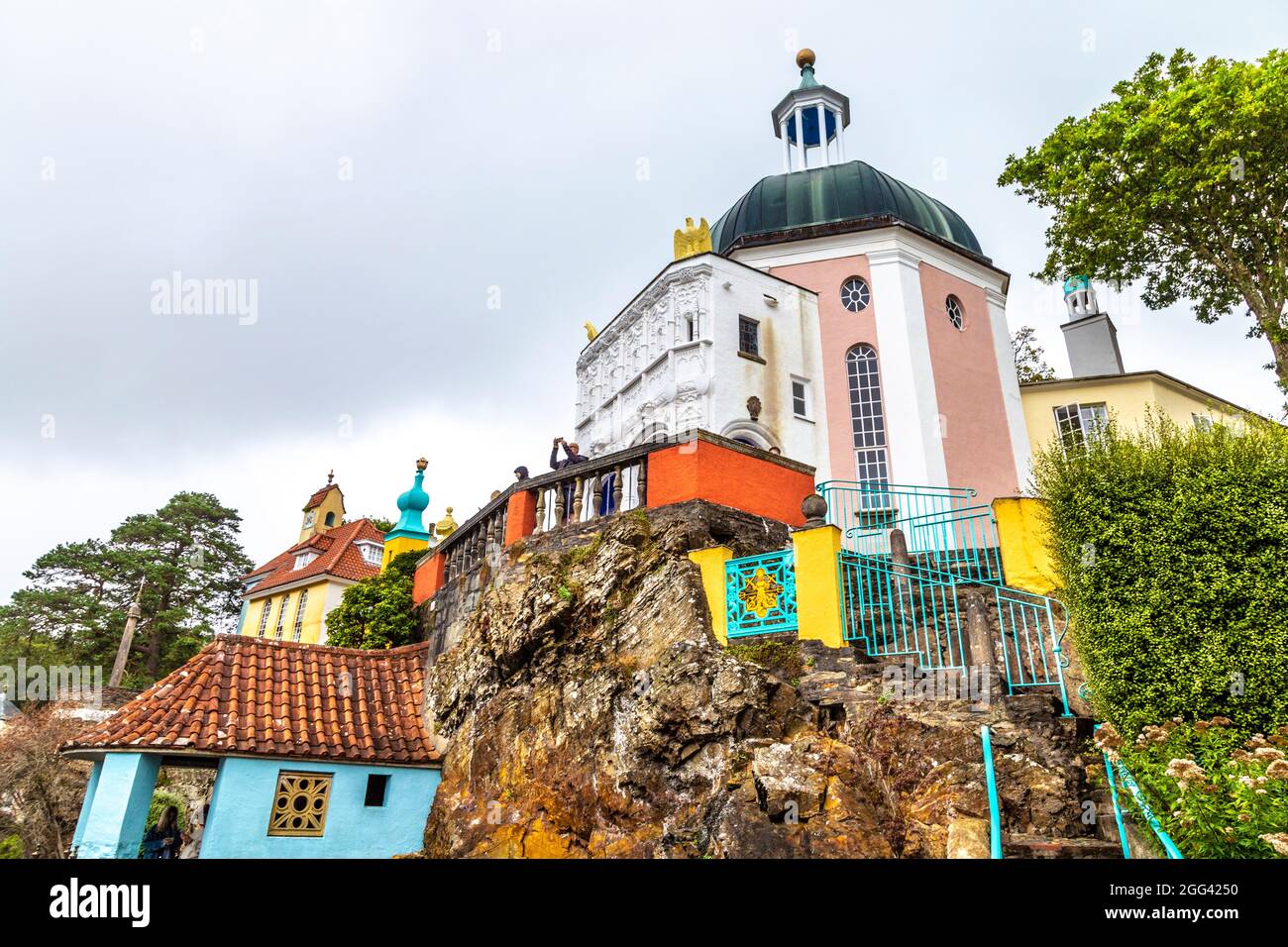 Farbenfrohe Gebäude in der Stadt Portmeirion im mediterranen Stil, Snowdonia National Park, Wales, Großbritannien Stockfoto