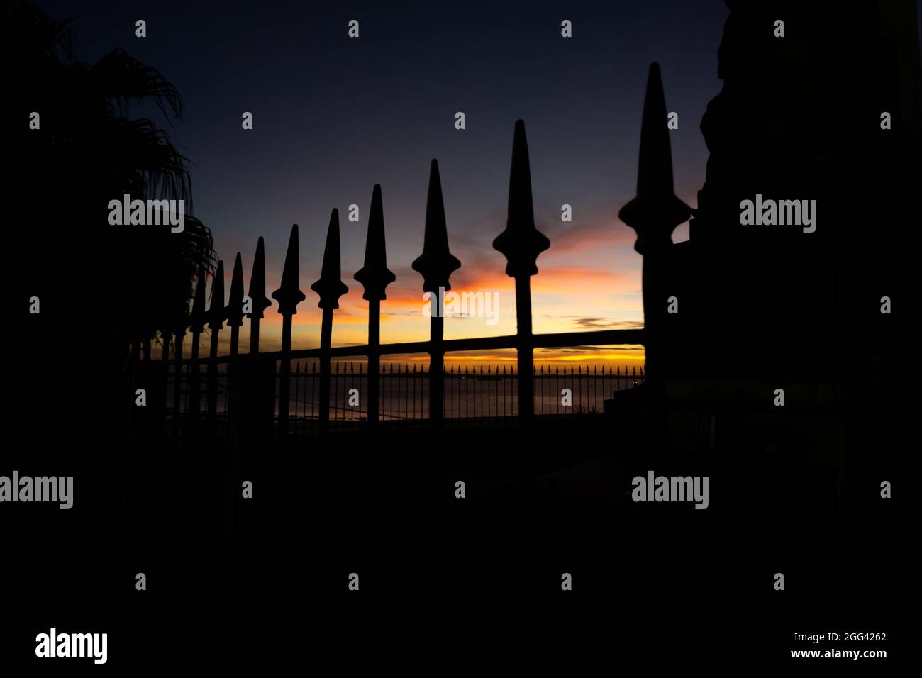 Salvador, Bahia, Brasilien - 11. Juni 2021: Silhouette aus Geländern mit Speeren, Bäumen und einem Laternenpfosten auf dem Castro Alves Platz in Salvador, Bahia. Stockfoto