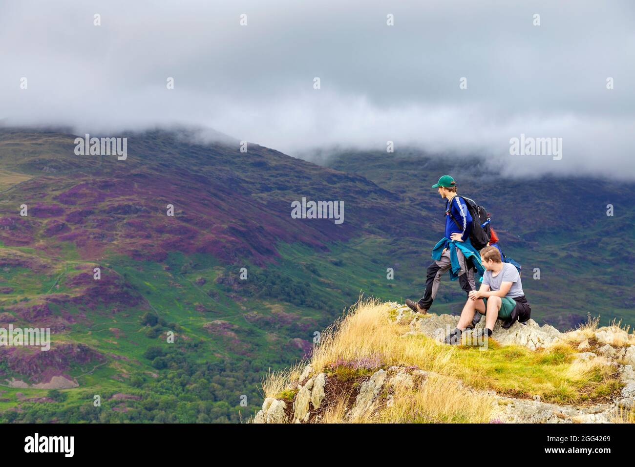 Wanderer auf dem Gipfel des Mynydd Sygyn Berges in der Nähe von Beddgelert, Snowdonia National Park, Wales, Großbritannien Stockfoto