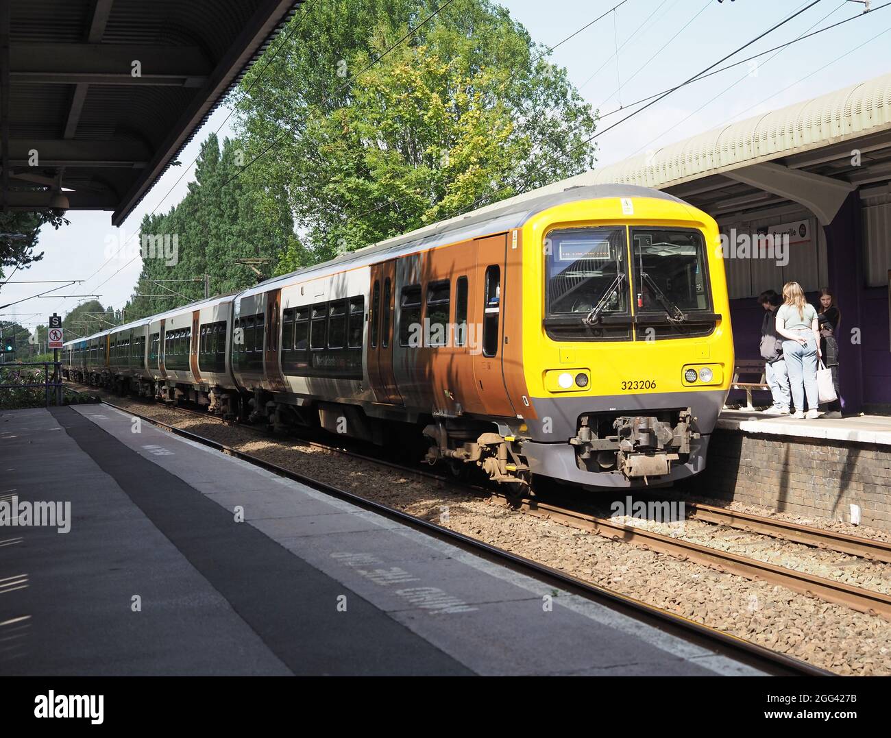 West Midlands Züge der Klasse 323 Electric Multiple Unit 323206 Anrufe am Bahnhof Bourneville, Birmingham, Großbritannien, 2021 Stockfoto