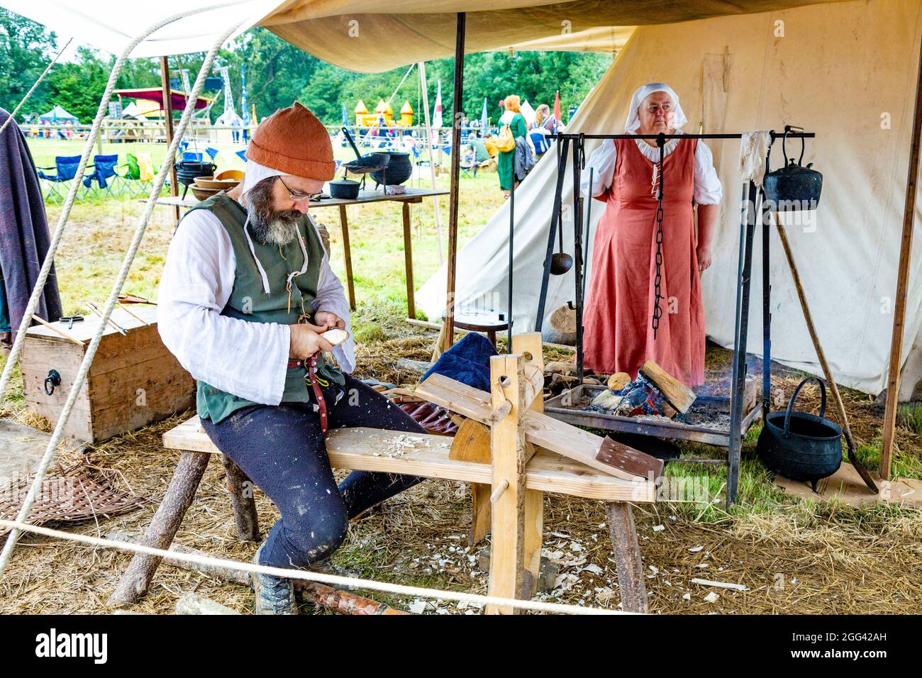 8. August 2021 - Demonstration der Herstellung von Holzlöffeln auf dem Medieval Festival Loxwood Joust, West Sussex, England, Großbritannien Stockfoto