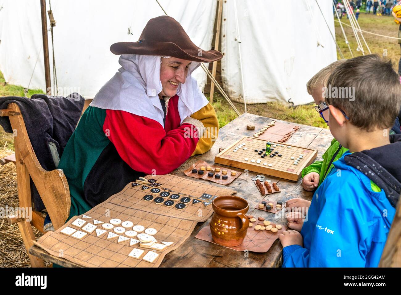 8. August 2021 - mittelalterliche Brettspiele beim Medieval Festival Loxwood Joust, West Sussex, England, Großbritannien Stockfoto