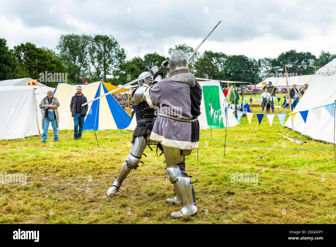 8. August 2021 - Ritter in mittelalterlicher Rüstung beim Medieval Festival Loxwood Joust, West Sussex, England, Großbritannien Stockfoto