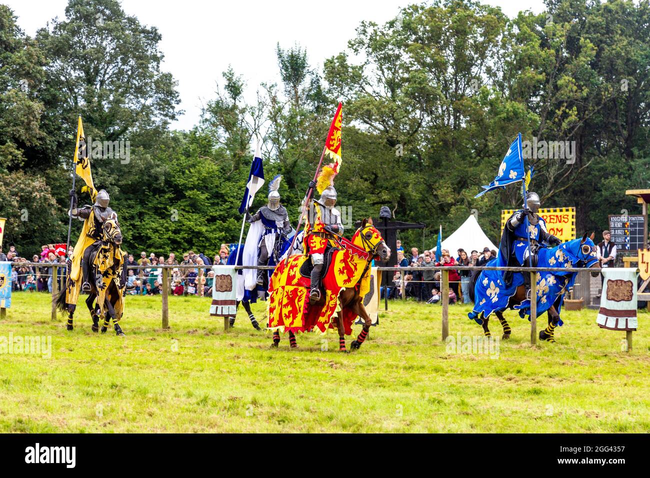 8. August 2021 - Ritter in Rüstung mit Fahnen auf Pferden während des Wettkampfes beim Medieval Festival Loxwood Joust, West Sussex, England, Großbritannien Stockfoto