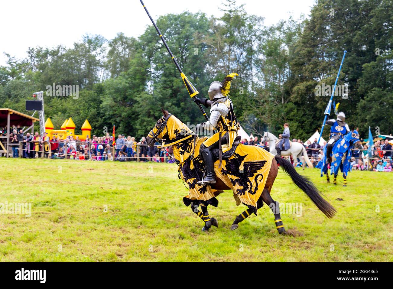 8. August 2021 - Ritter, der auf dem Pferd mit Lanze beim Turnier des Medieval Festival Loxwood Joust, West Sussex, England, Großbritannien, anlädt Stockfoto