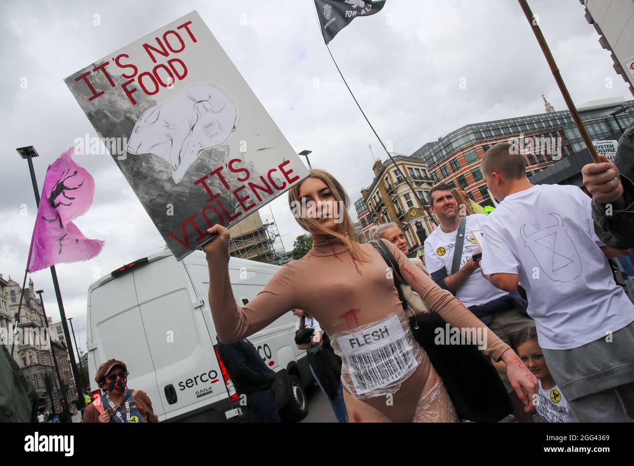 LONDON, ENGLAND - 28 2021. AUGUST, der Tieraufstand von Extinction Rebellion marschierte vom Smithfield's Market durch die City of London, um sich für Tierrechte zu engagieren Stockfoto