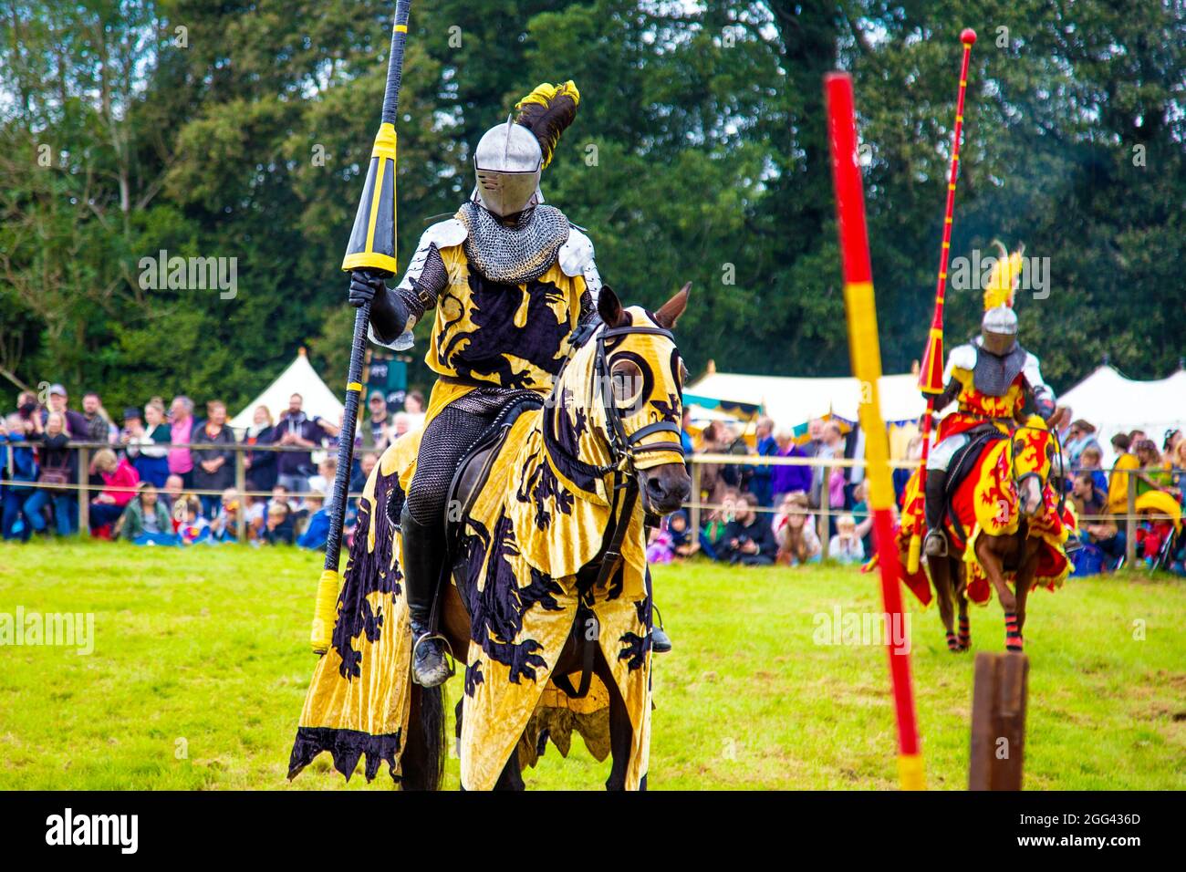 8. August 2021 - Ritter in Rüstung auf dem Pferderücken mit Lanzen während des Wettkampfes beim Medieval Festival Loxwood Joust, West Sussex, England, U Stockfoto