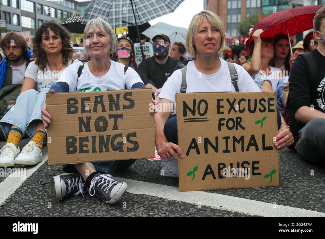 LONDON, ENGLAND - 28 2021. AUGUST, der Tieraufstand von Extinction Rebellion marschierte vom Smithfield's Market durch die City of London, um sich für Tierrechte zu engagieren Stockfoto