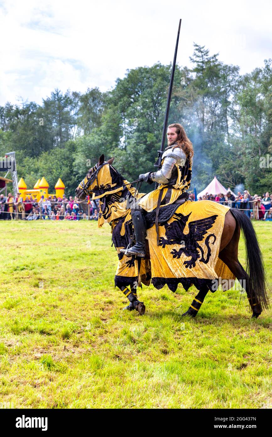 8. August 2021 - Ritter auf dem Pferderücken mit Lanze beim Turnier des Mittelalterfestes Loxwood Joust, West Sussex, England, Großbritannien Stockfoto