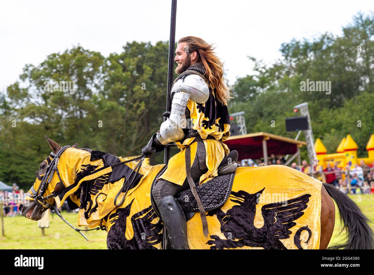 8. August 2021 - Ritter auf dem Pferderücken mit Lanze beim Turnier des Mittelalterfestes Loxwood Joust, West Sussex, England, Großbritannien Stockfoto