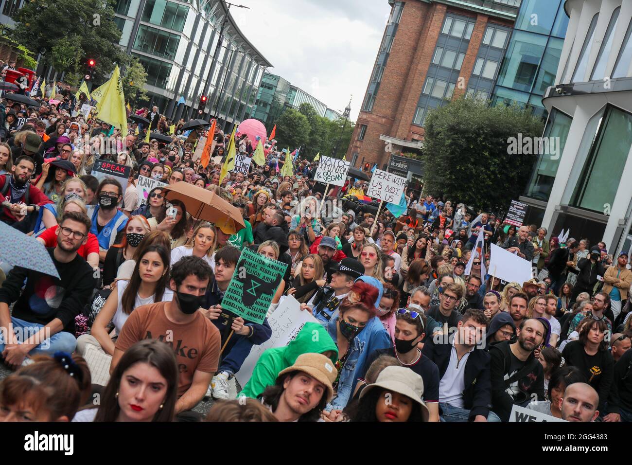 LONDON, ENGLAND - 28 2021. AUGUST, der Tieraufstand von Extinction Rebellion marschierte vom Smithfield's Market durch die City of London, um sich für Tierrechte zu engagieren Stockfoto