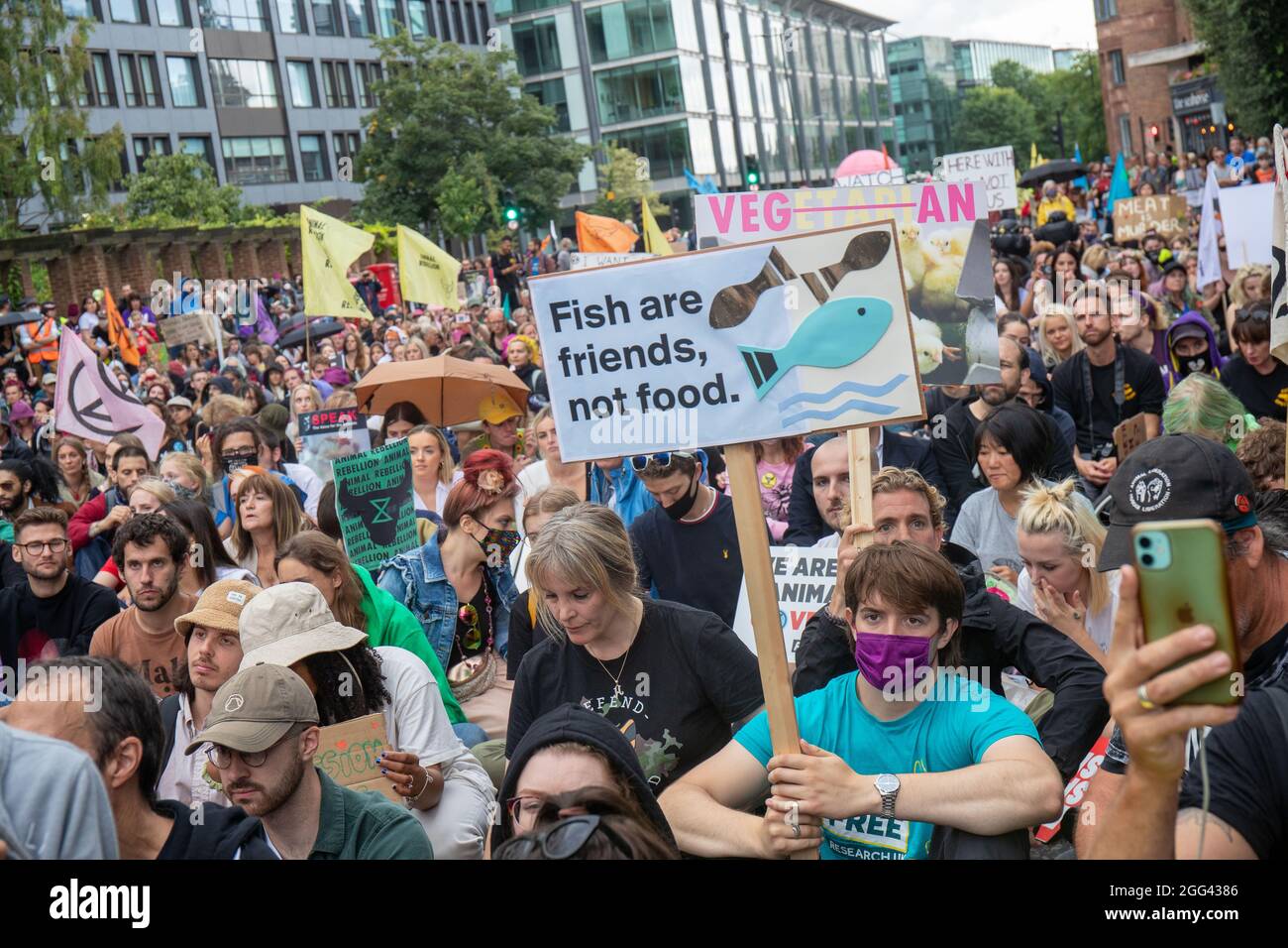 LONDON, ENGLAND - 28 2021. AUGUST, der Tieraufstand von Extinction Rebellion marschierte vom Smithfield's Market durch die City of London, um sich für Tierrechte zu engagieren Stockfoto