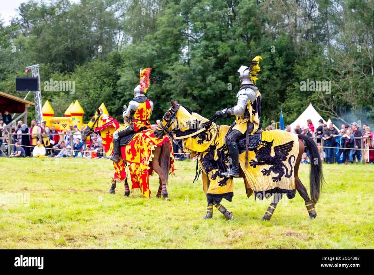 8. August 2021 - Ritter in Rüstung auf dem Pferderücken beim Turnier des Mittelalterfestes Loxwood Joust, West Sussex, England, Großbritannien Stockfoto