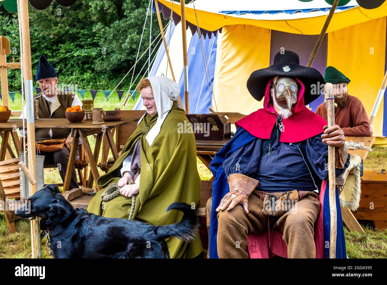 8. August 2021 - Mann, der als Pestarzt verkleidet ist, trägt Schnabelmaske beim Mediaval Festival Loxwood Joust, West Sussex, England, Großbritannien Stockfoto