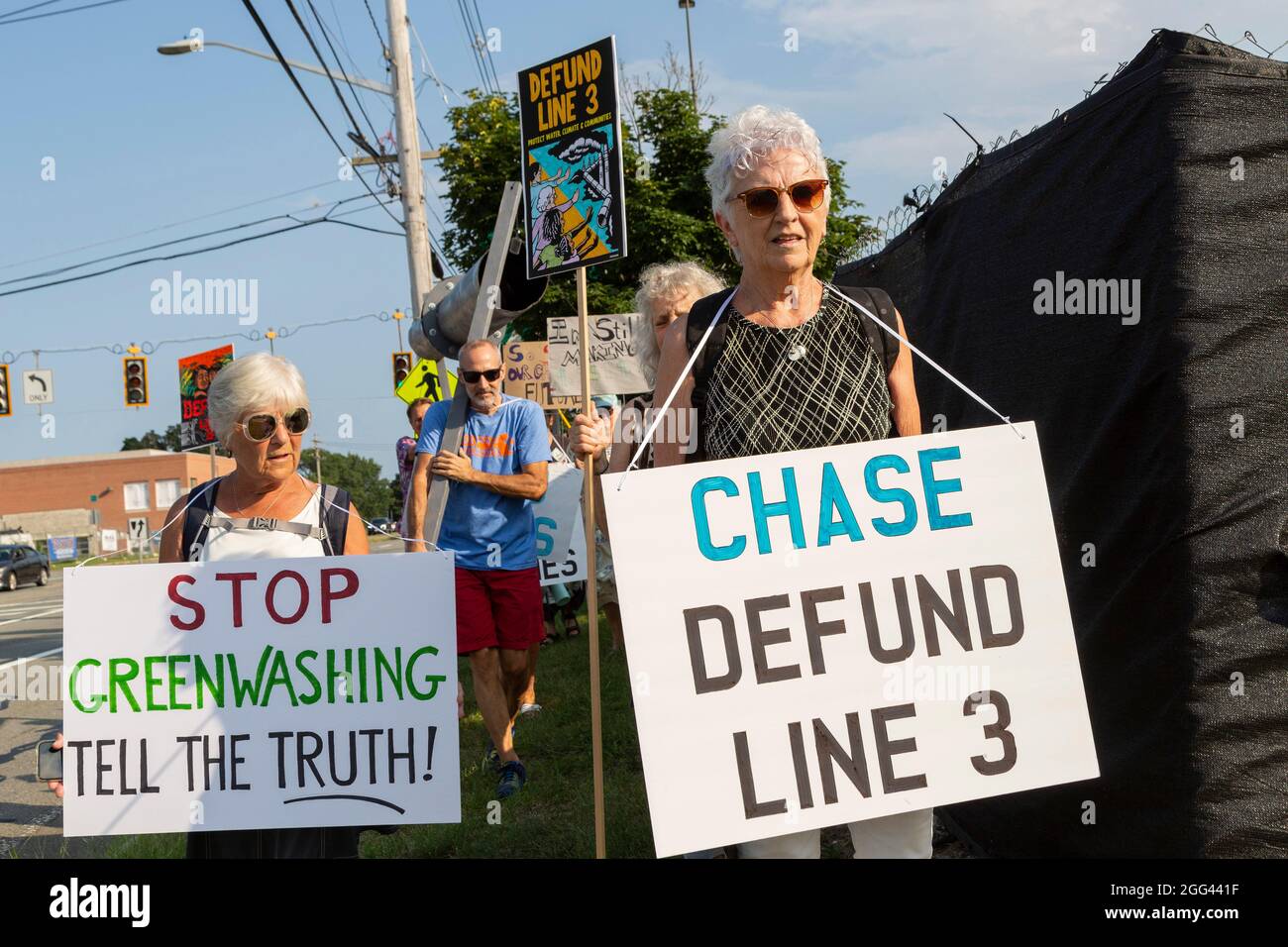 27. August 2021. Peabody, MA. Aktivisten versammelten sich in einer Chase Bank Filiale, um gegen Chase zu protestieren, die eine eineinhalb Milliarden Dollar an sogenannten Nachhaltigkeits-Krediten vergab Stockfoto