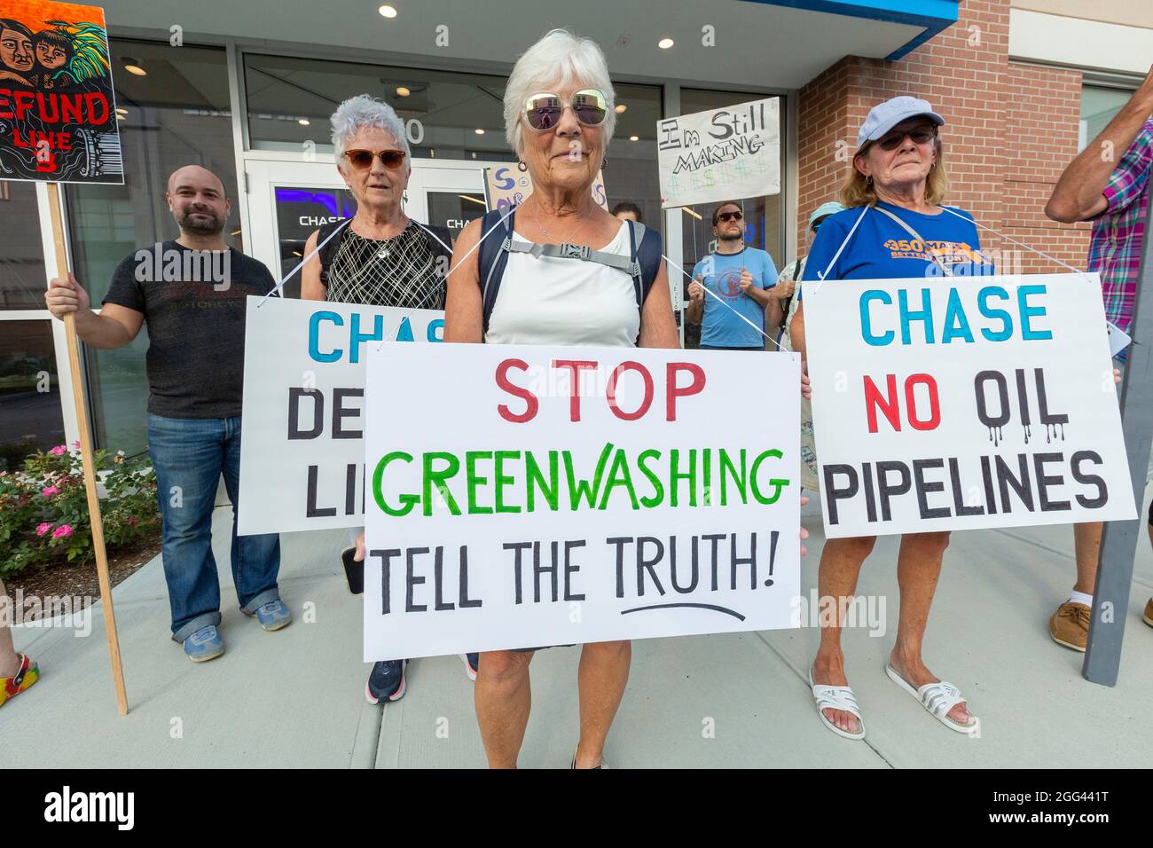 27. August 2021. Peabody, MA. Aktivisten versammelten sich in einer Chase Bank Filiale, um gegen Chase zu protestieren, die eine eineinhalb Milliarden Dollar an sogenannten Nachhaltigkeits-Krediten vergab Stockfoto