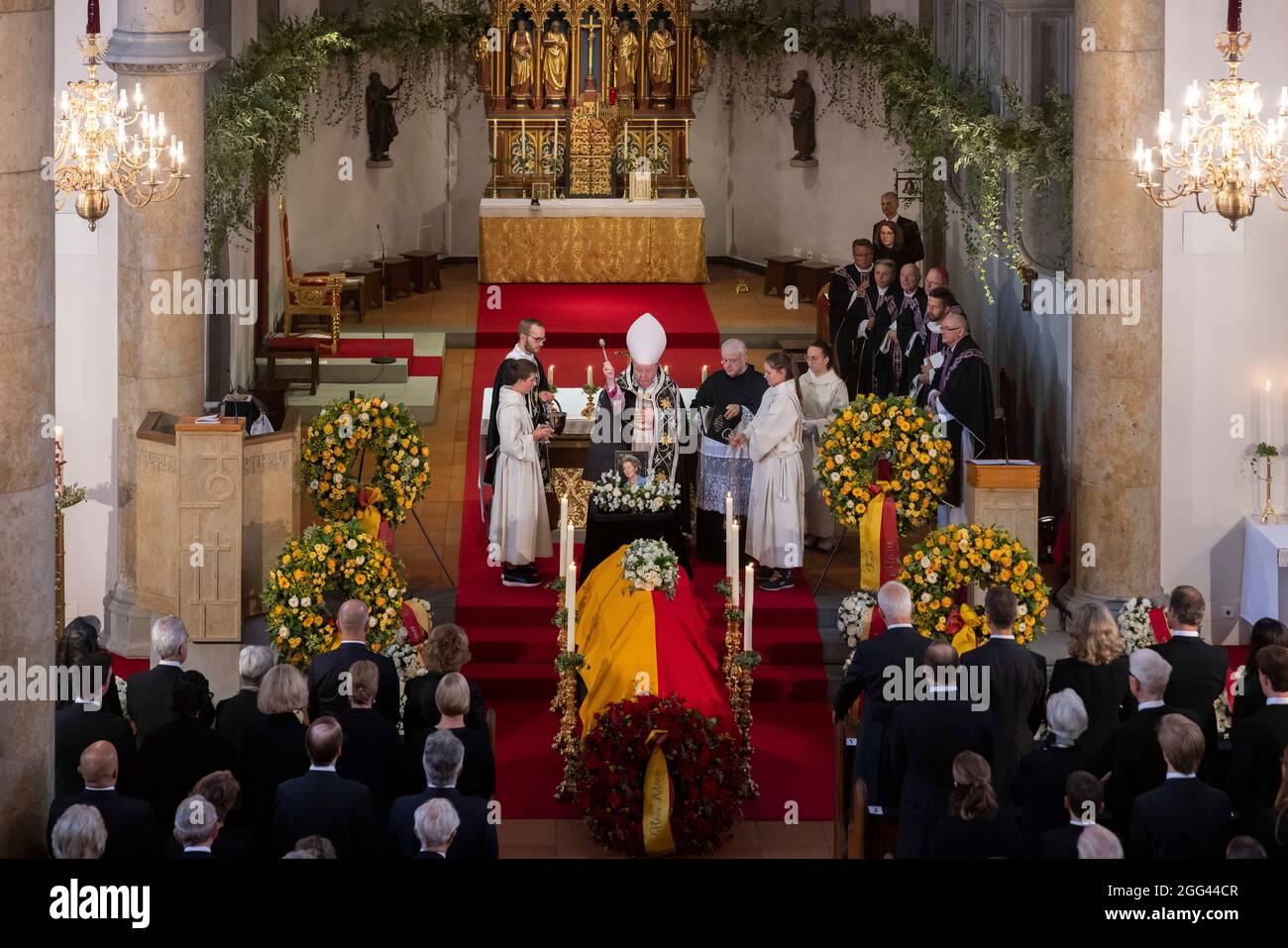 Vaduz, Liechtenstein. August 2021. Prinz Hans Adam II., Prinz Alois und Prinzessin Sophie von Liechtenstein und andere Familienmitglieder am 28. August 2021 in der Kathedrale St. Florin in Vaduz, um am Trauerdienst von Prinzessin Marie von und zu Liechtenstein teilzunehmen.Quelle: IKR/Albert Nieboer/Netherlands OUT/Point de Vue OUT/dpa/Alamy Live News Stockfoto