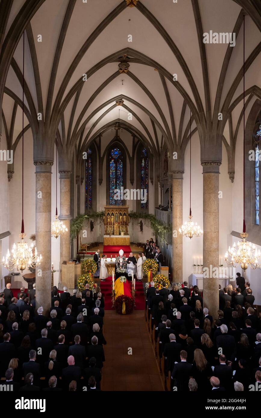 Vaduz, Liechtenstein. August 2021. Prinz Hans Adam II., Prinz Alois und Prinzessin Sophie von Liechtenstein und andere Familienmitglieder am 28. August 2021 in der Kathedrale St. Florin in Vaduz, um am Trauerdienst von Prinzessin Marie von und zu Liechtenstein teilzunehmen.Quelle: IKR/Albert Nieboer/Netherlands OUT/Point de Vue OUT/dpa/Alamy Live News Stockfoto