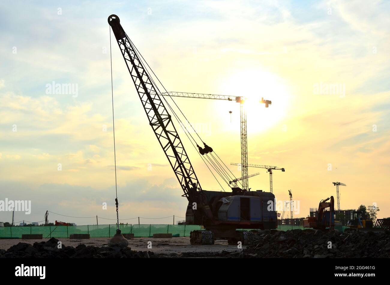 Raupenkran oder Dragline-Bagger mit einer schweren Metallwrackkugel auf einem Stahlkabel. Zerstören von Bällen auf Baustellen. Demontage und Demontage Stockfoto