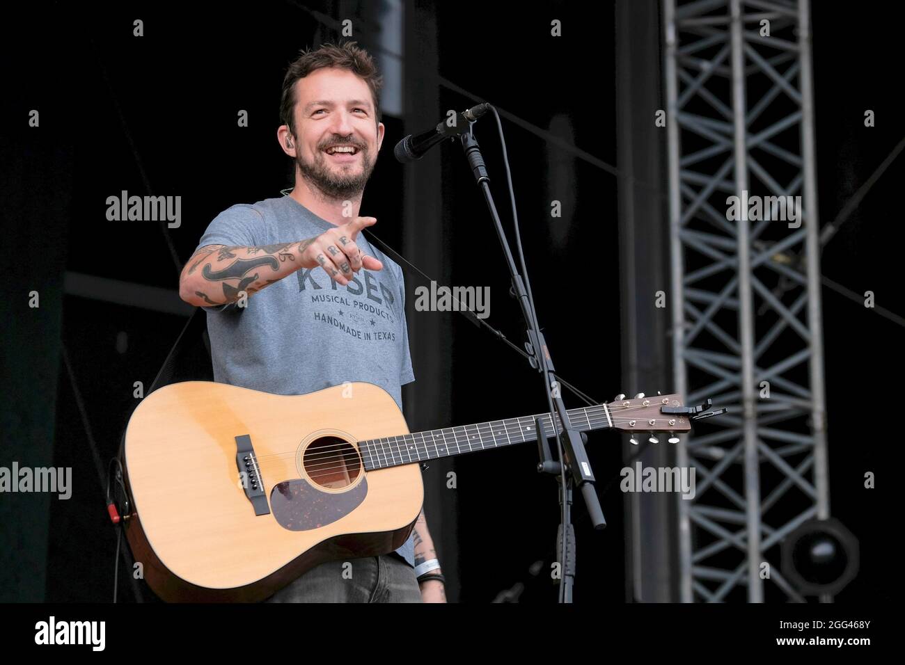 Portsmouth, Großbritannien. August 2021. Francis Edward 'Frank' Turner, englischer Punk- und Folksänger-Songwriter und Gitarrist, tritt während des Victorious Festival in Southsea, Portsmouth, live auf der Bühne auf. (Foto von Dawn Fletcher-Park/SOPA Images/Sipa USA) Quelle: SIPA USA/Alamy Live News Stockfoto