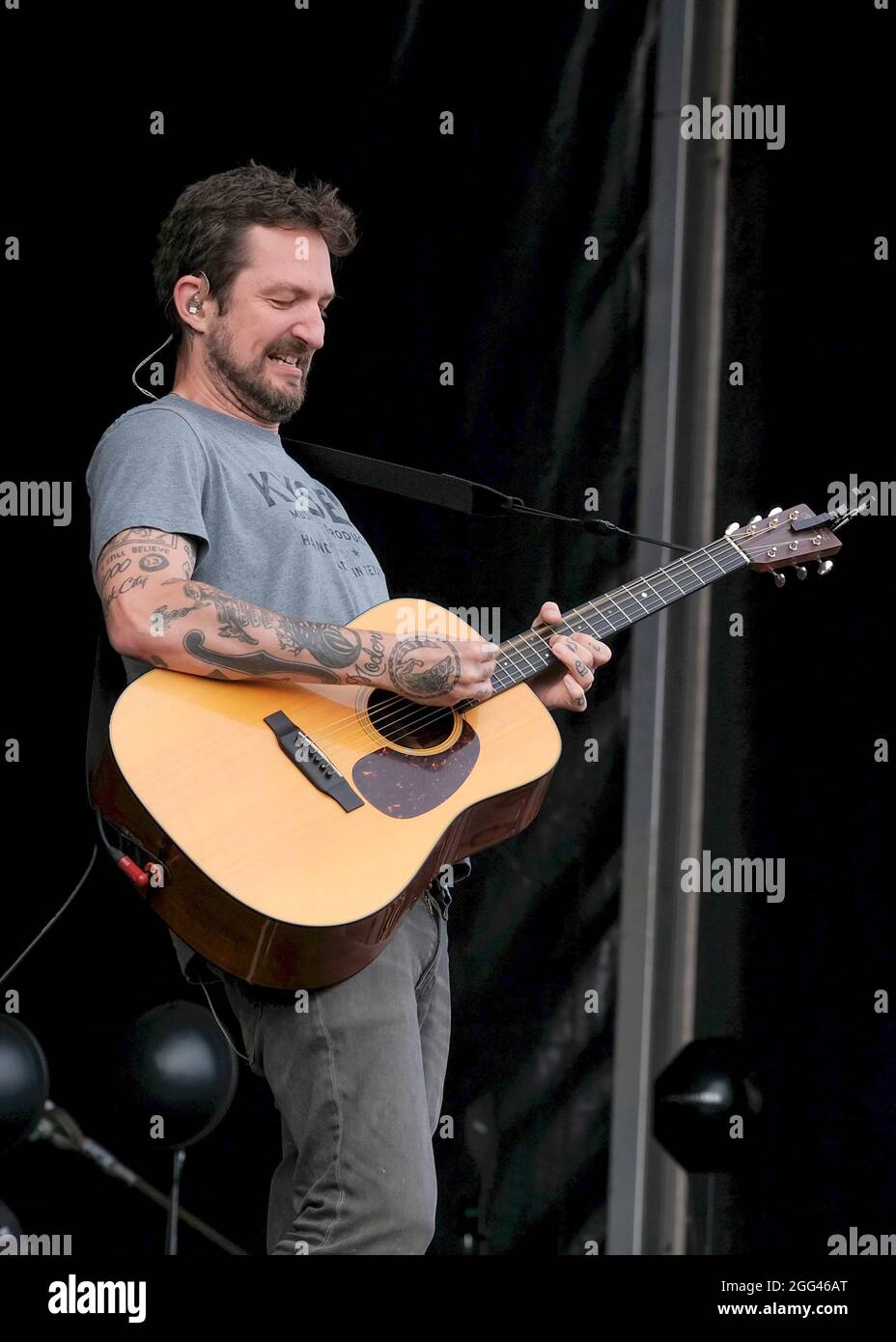 Portsmouth, Großbritannien. August 2021. Francis Edward 'Frank' Turner, englischer Punk- und Folksänger-Songwriter und Gitarrist, tritt während des Victorious Festival in Southsea, Portsmouth, live auf der Bühne auf. (Foto von Dawn Fletcher-Park/SOPA Images/Sipa USA) Quelle: SIPA USA/Alamy Live News Stockfoto