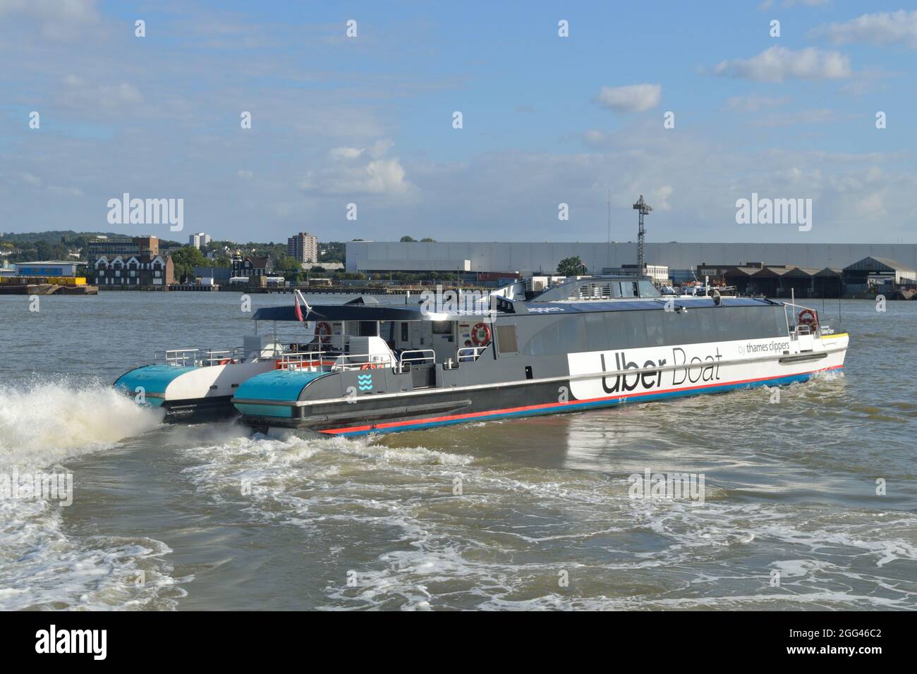 Uber Boat mit dem Thames Clipper River Bus Service Vessel Galaxy Clipper betreibt den Flussbusdienst RB1 auf dem Fluss Thames in London Stockfoto