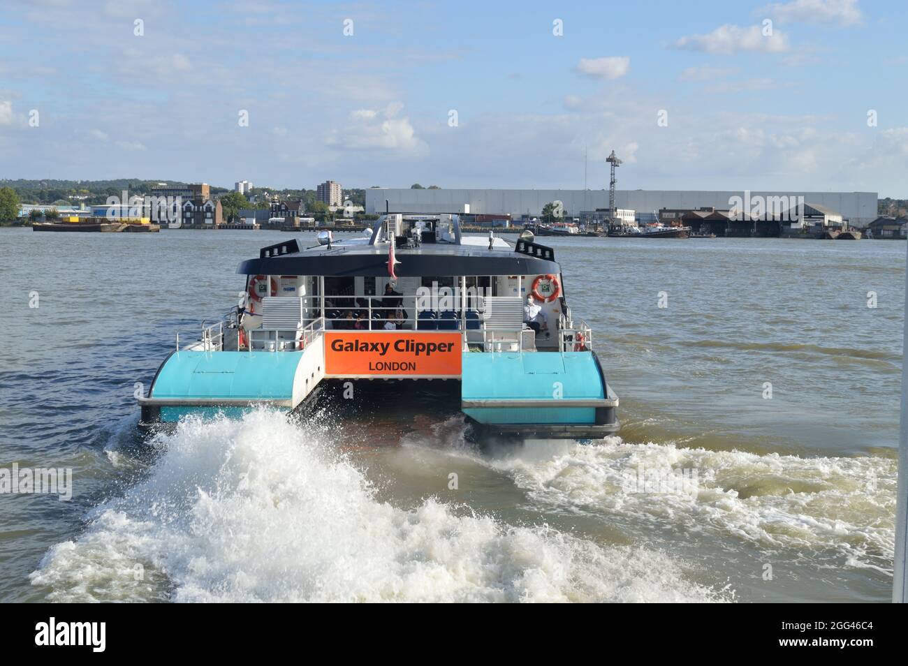 Uber Boat mit dem Thames Clipper River Bus Service Vessel Galaxy Clipper betreibt den Flussbusdienst RB1 auf dem Fluss Thames in London Stockfoto