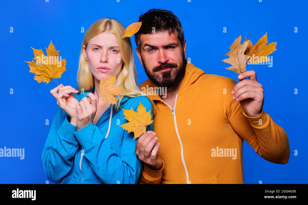 Herbstpaar mit Ahornblättern. Herbstkleidung. Mann und Frau in legerer Kleidung. Werbung für das Bekleidungsgeschäft. Stockfoto