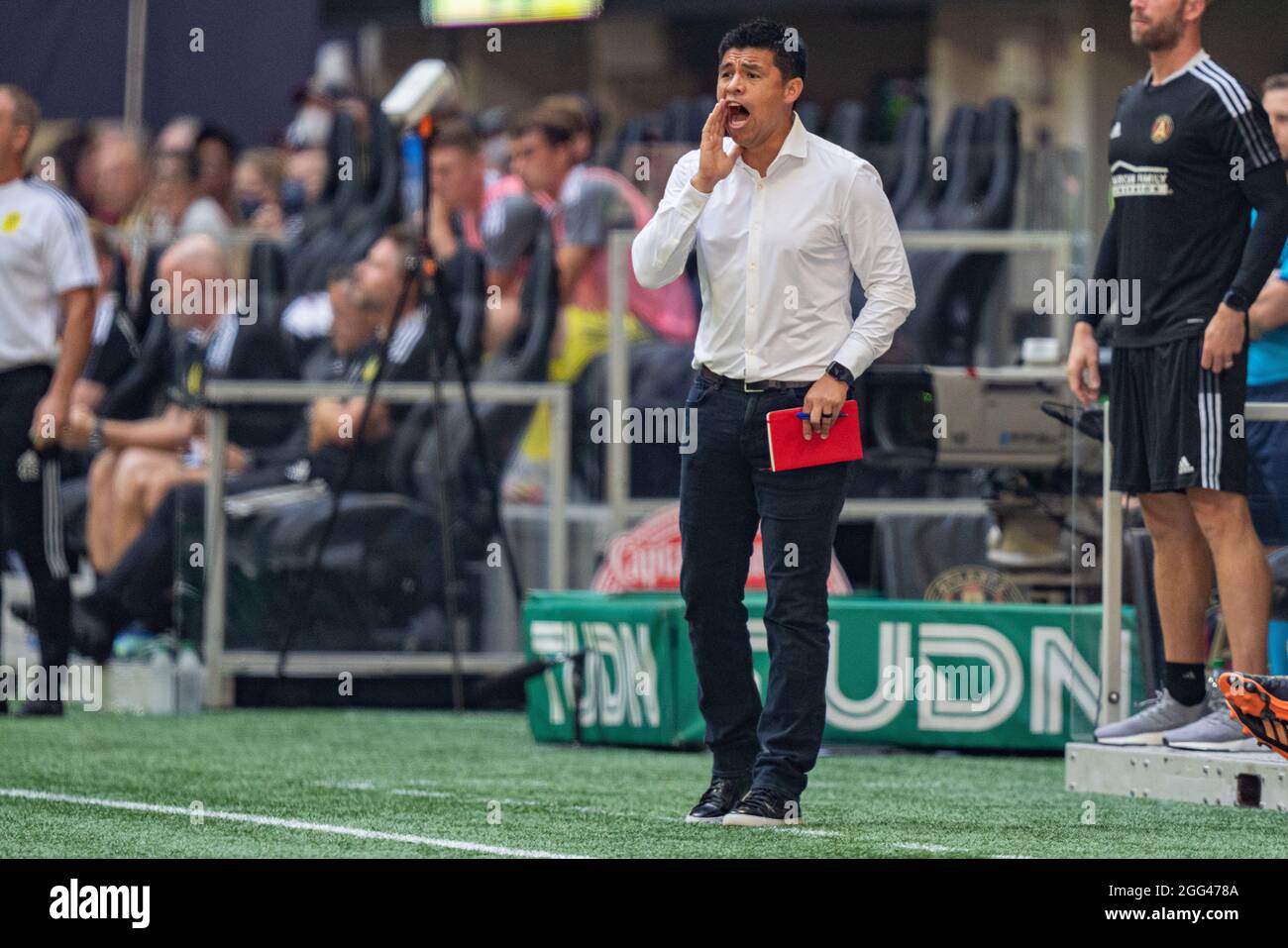 Gonzalo Pineda, Manager von Atlanta United, schaut während eines MLS-Fußballspiels zwischen dem SC Nashville und Atlanta United im Mercedes-Benz Stadium am Samstag, dem 28. August 2021 in Atlanta, GA, auf. Jacob Kupferman/CSM Stockfoto