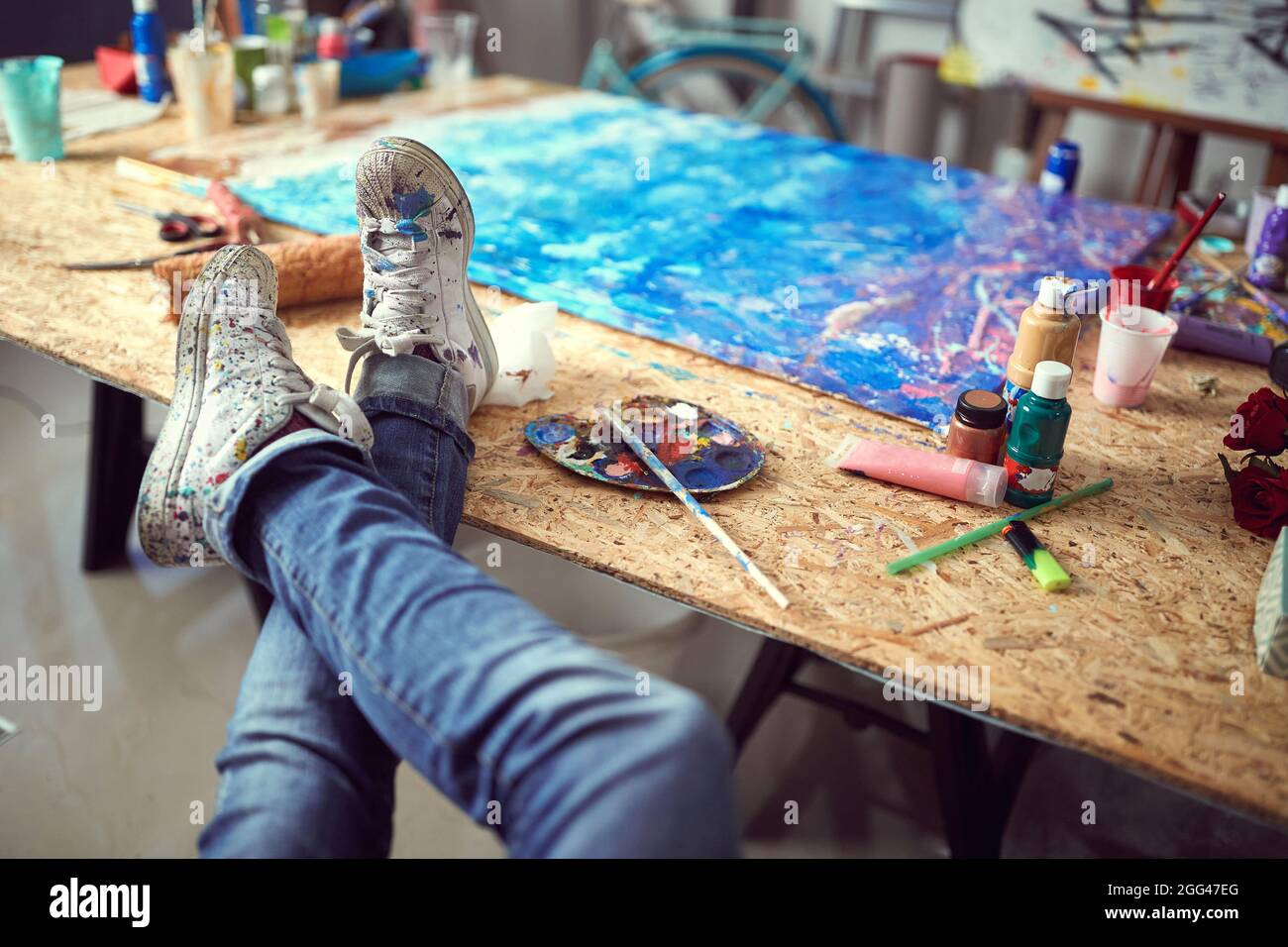Künstler entspannt sich nach dem fertigen Stück im Studio Stockfoto