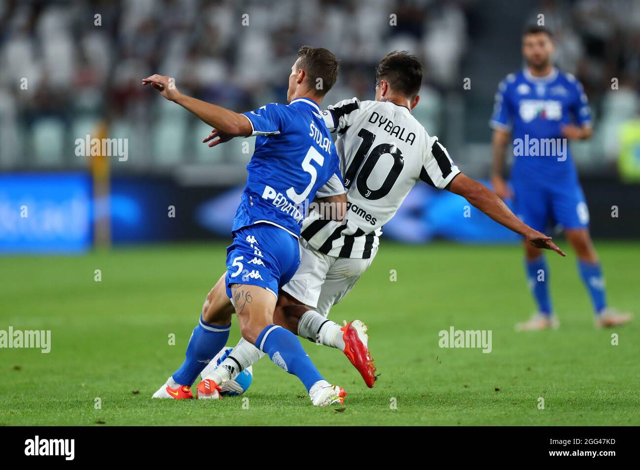 Turin, Italien. August 2021. Paulo Dybala vom FC Juventus und Filippo Bandinelli vom FC Empoli kämpfen während des Serie-A-Spiels zwischen dem FC Juventus und dem FC Empoli am 28. August 2021 im Allianz Stadium in Turin, Italien, um den Ball. Quelle: Marco Canoniero/Alamy Live News Stockfoto