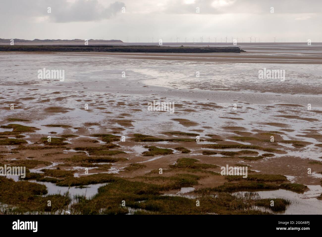 Der stillgelegte Askam Pier, bei Askam-in-Furness, wurde aus ausrangierten Schlacken aus dem Eisenwerk der Stadt gebaut Stockfoto