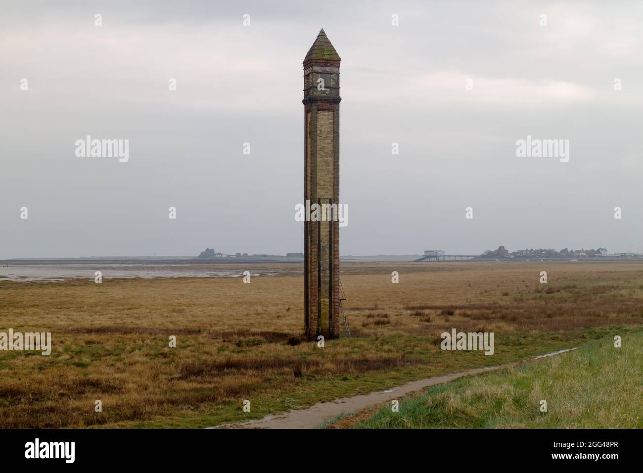 Rampside Lighthouse ist ein denkmalgeschütztes Gebäude in der Nähe von Roa Island; Piel Castle, Piel Island, Roa Island und RNLI Barrow sind im Hintergrund Stockfoto