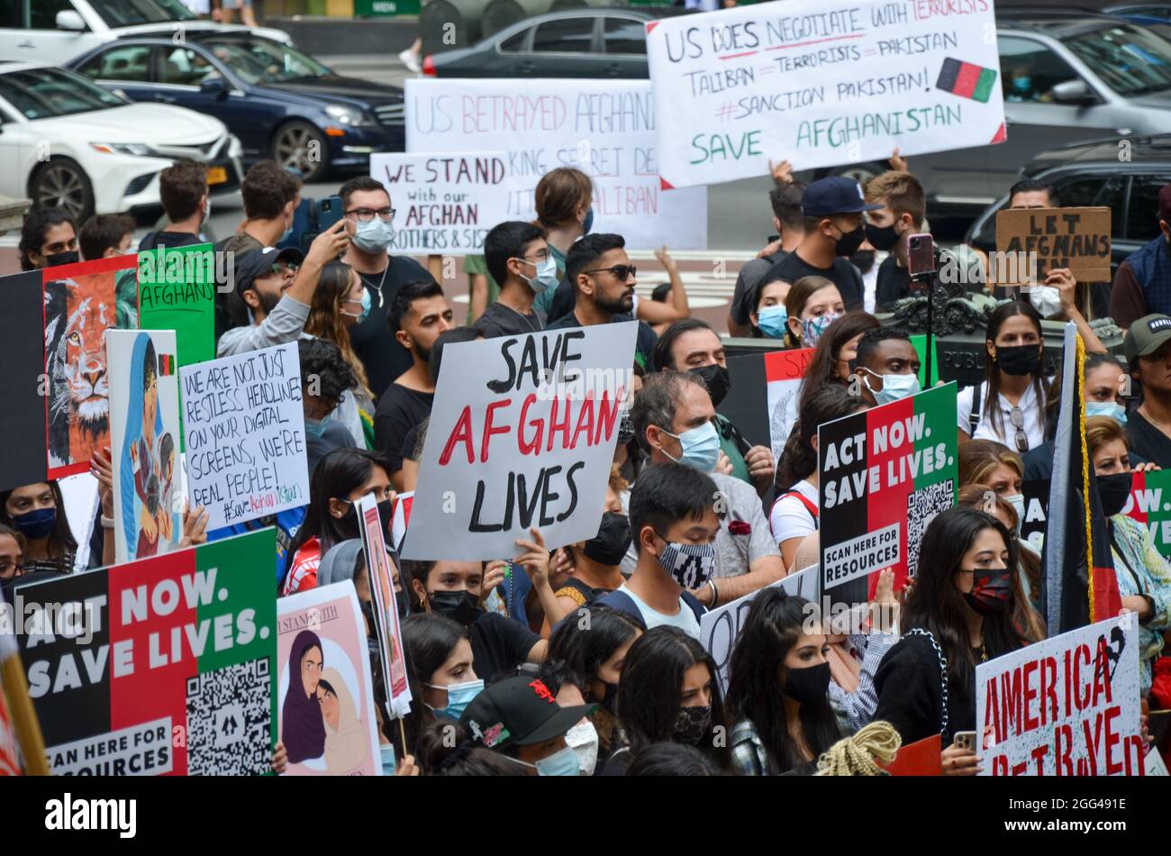 Hunderte versammelten sich am 28. August 2021 in der Bryant Park Library, NYC, um gegen die anhaltende humanitäre Krise in Afghanistan zu protestieren. Stockfoto