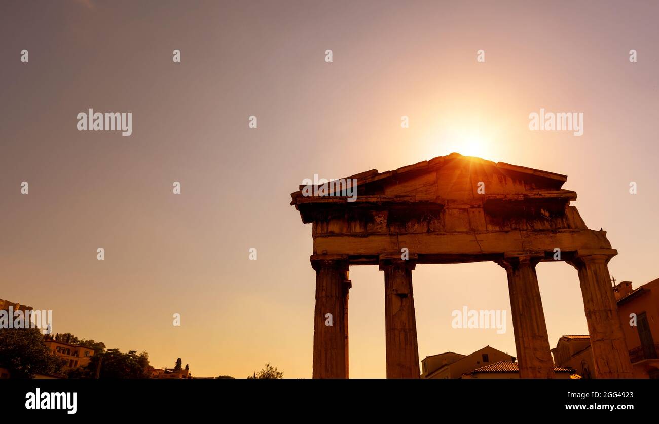 Antike griechische Ruinen in der römischen Agora, Athen, Griechenland. Dieser Ort ist das Wahrzeichen von Athen. Sonnige Ansicht des klassischen griechischen Gebäudes auf Himmelshintergrund in AThe Stockfoto