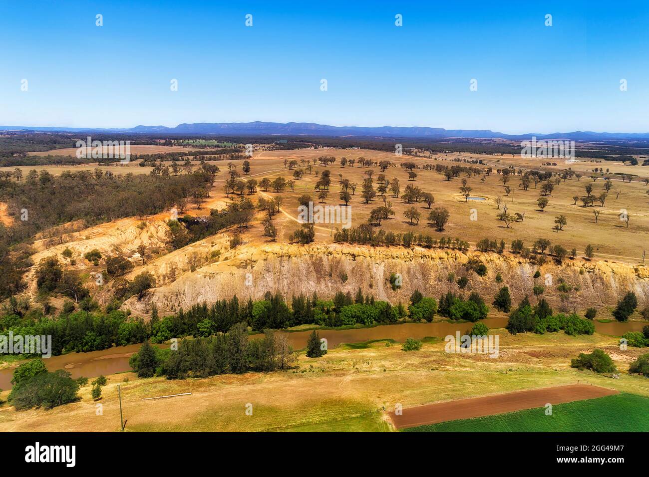 Trockener, trockener australischer Outback- und Kaugummiwald in der Hunter Valley-Region am Hunter River - Luftlandschaft. Stockfoto