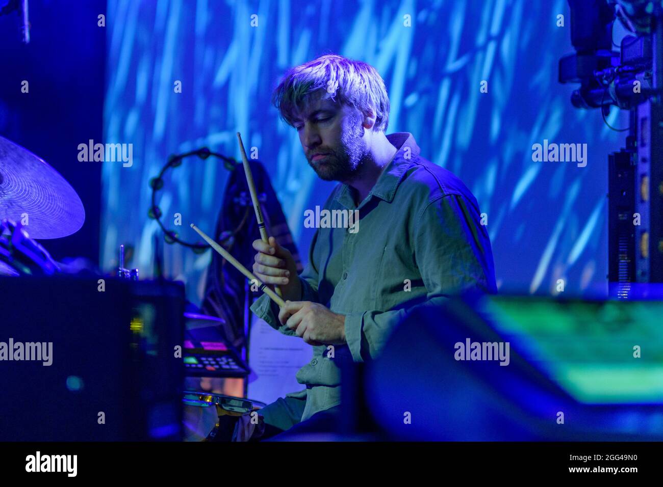 Edinburgh, Schottland. Sa 28. August 2021. Der schottische Musiker Andrew Wasylyk spielt seit Beginn der globalen Pandemie im März 2020 seine erste komplette Bandaufführung mit einem Live-Publikum. Im August 2021 veröffentlichte er sein neuestes Album ‘Balgay Hill: Morning in Magnolia’ auf ClayPipe Music, das eine Reaktion auf die ersten Monate der Pandemie war und von seinen morgendlichen Spaziergängen im Balgay Park aus dem 19. Jahrhundert in Dundee inspiriert wurde. Zu seinen früheren Alben gehörten ‘Fugitive Light and Themes of Consolation’ (2020) und ‘The Paralian’ (2019), die für den Scottish Album of the Year Award nominiert waren. Die Show war Stockfoto